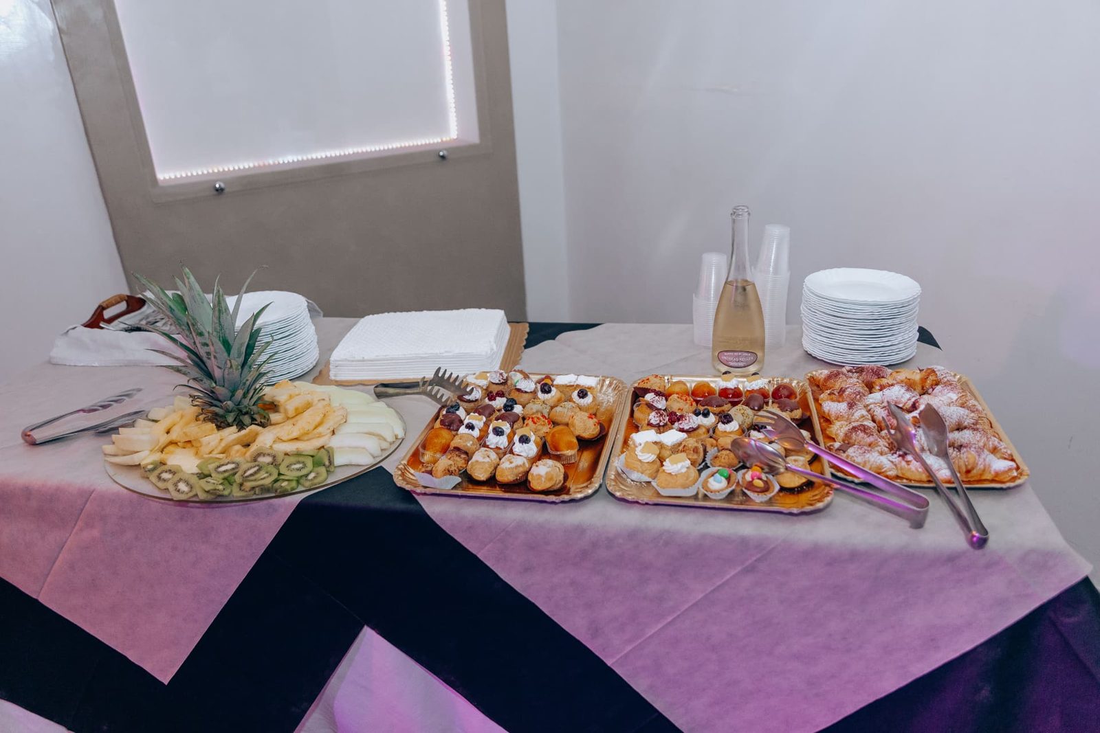 Buffet di dolci con frutta, pasticceria mignon e bollicine