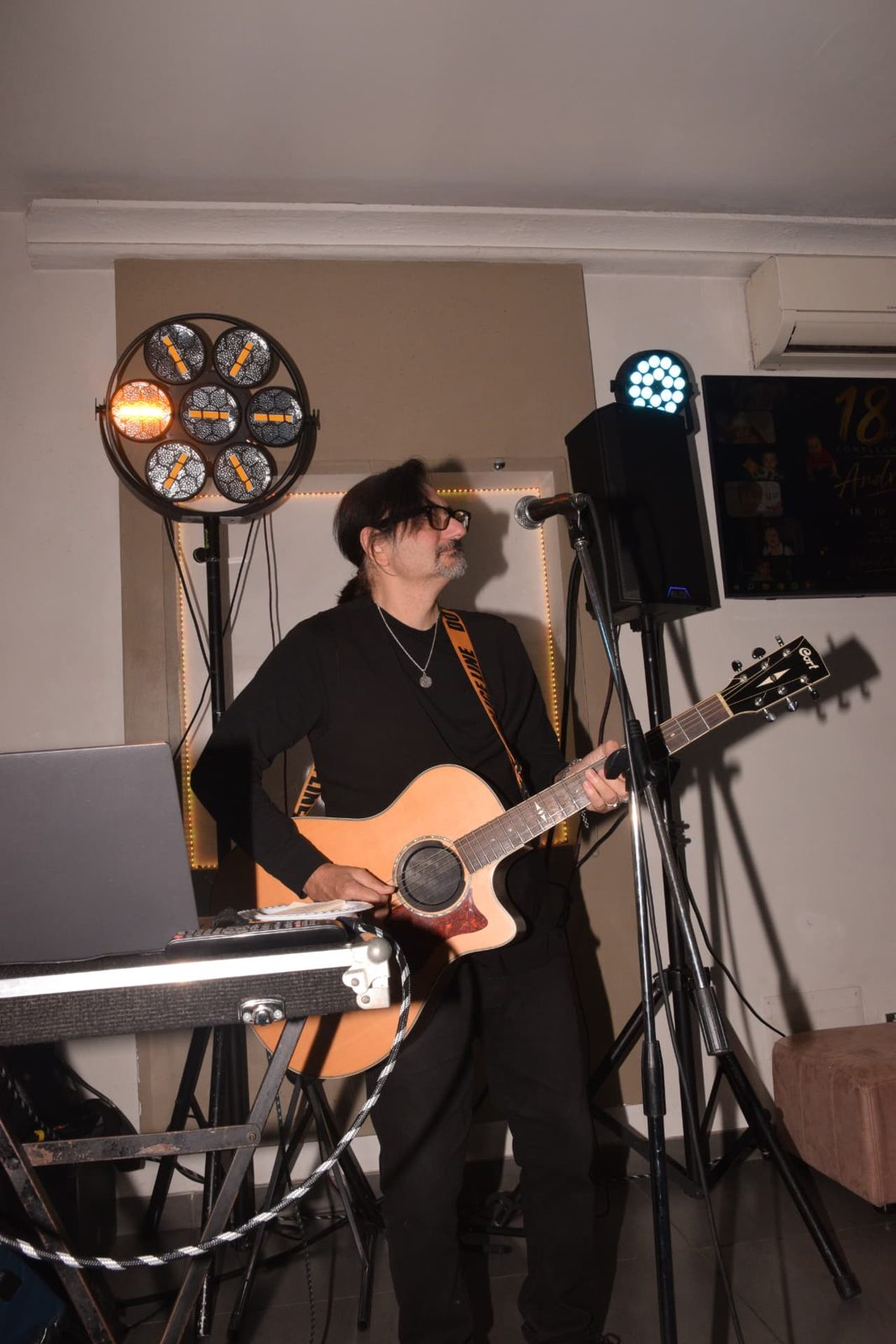 Musicista dal vivo con chitarra acustica e microfono