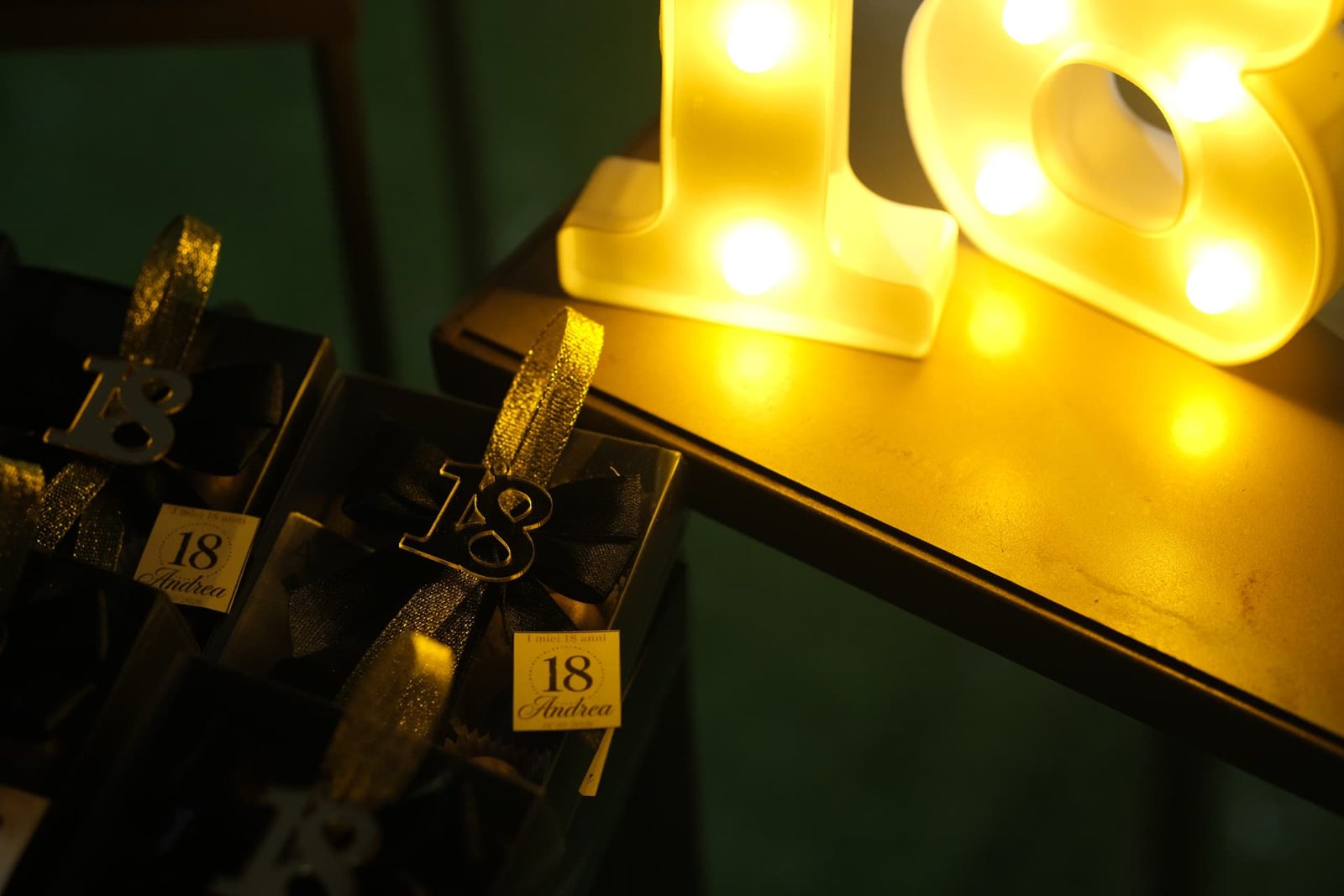 Bomboniere personalizzate in scatole nere con nastri oro e luci 18